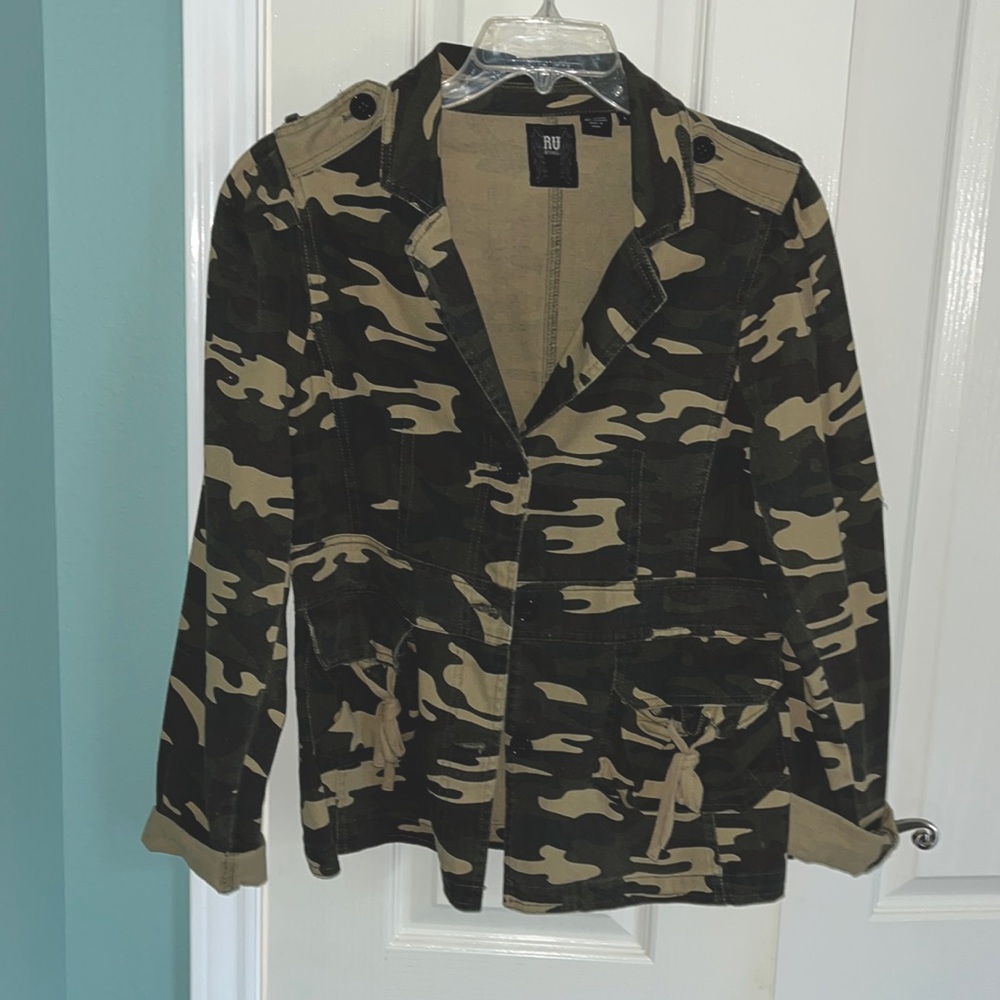 💰💰 2/$14 RU Apparel camouflage jacket Sz L
